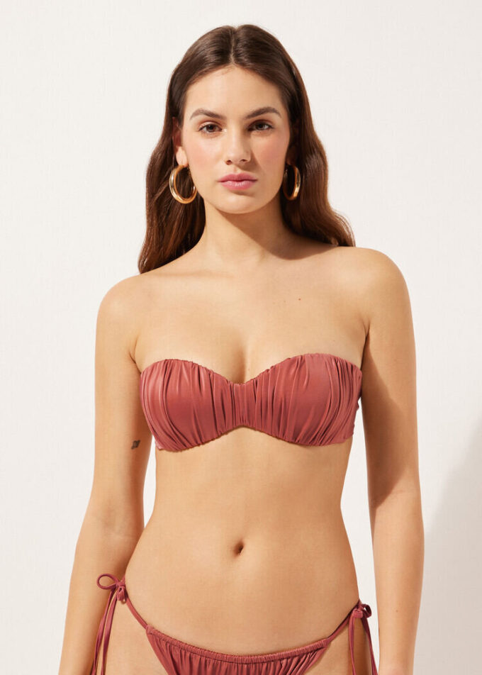 Bandeau-Bikini-Oberteil mit abgestufter Polsterung aus glänzendem Satin