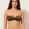 Bandeau-Bikini-Oberteil mit abgestufter Polsterung aus glänzendem Satin