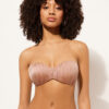 Bandeau-Bikini-Oberteil mit abgestufter Polsterung aus glänzendem Satin