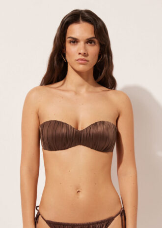 Bandeau-Bikini-Oberteil mit abgestufter Polsterung aus glänzendem Satin