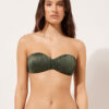 Bandeau-Bikini-Oberteil mit abgestufter Polsterung aus glänzendem Satin