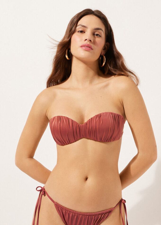 Bandeau-Bikini-Oberteil mit abgestufter Polsterung aus glänzendem Satin
