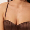 Bandeau-Bikini-Oberteil mit abgestufter Polsterung aus glänzendem Satin
