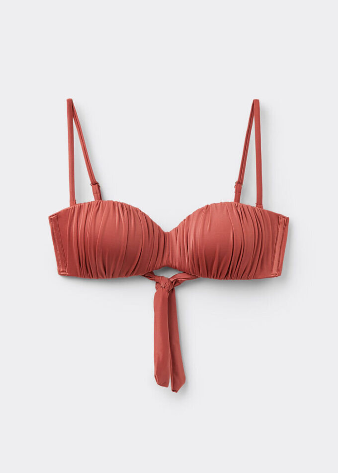 Bandeau-Bikini-Oberteil mit abgestufter Polsterung aus glänzendem Satin