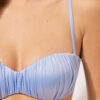 Bandeau-Bikini-Oberteil mit abgestufter Polsterung aus glänzendem Satin