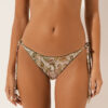 Bikini-Höschen im Brazilian-Bikini-Stil mit tropischem Blattmuster