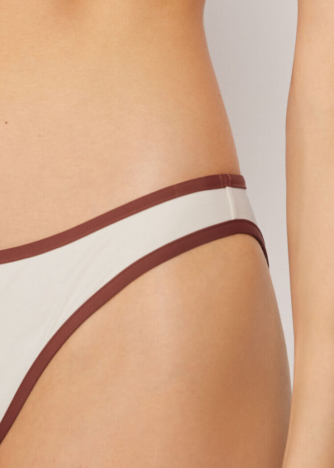 Bikini-Höschen mit zweifarbiger Paspel