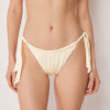 Bikinihosen mit seitlicher Schnürung aus glänzendem Satin Bikinihosen mit seitlicher Schnürung aus glänzendem Satin
