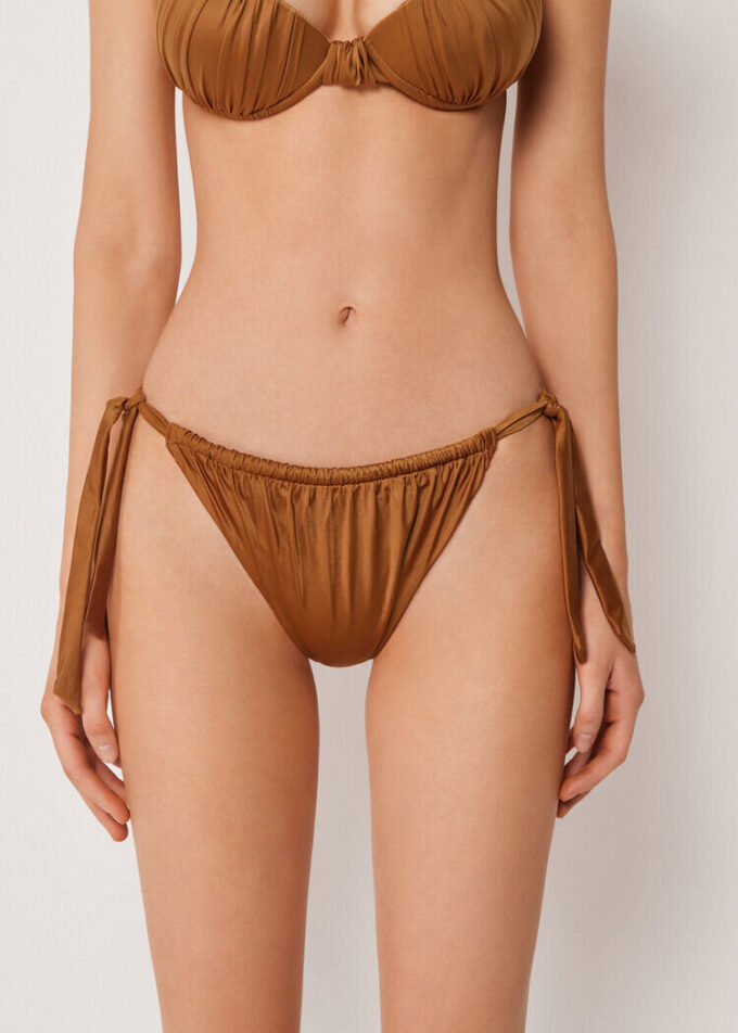 Bikinihosen mit seitlicher Schnürung aus glänzendem Satin Bikinihosen mit seitlicher Schnürung aus glänzendem Satin