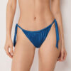 Bikinihosen mit seitlicher Schnürung aus glänzendem Satin Bikinihosen mit seitlicher Schnürung aus glänzendem Satin