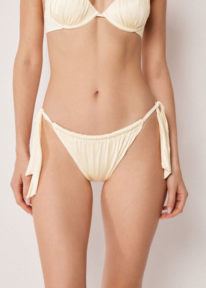 Bikinihosen mit seitlicher Schnürung aus glänzendem Satin Bikinihosen mit seitlicher Schnürung aus glänzendem Satin