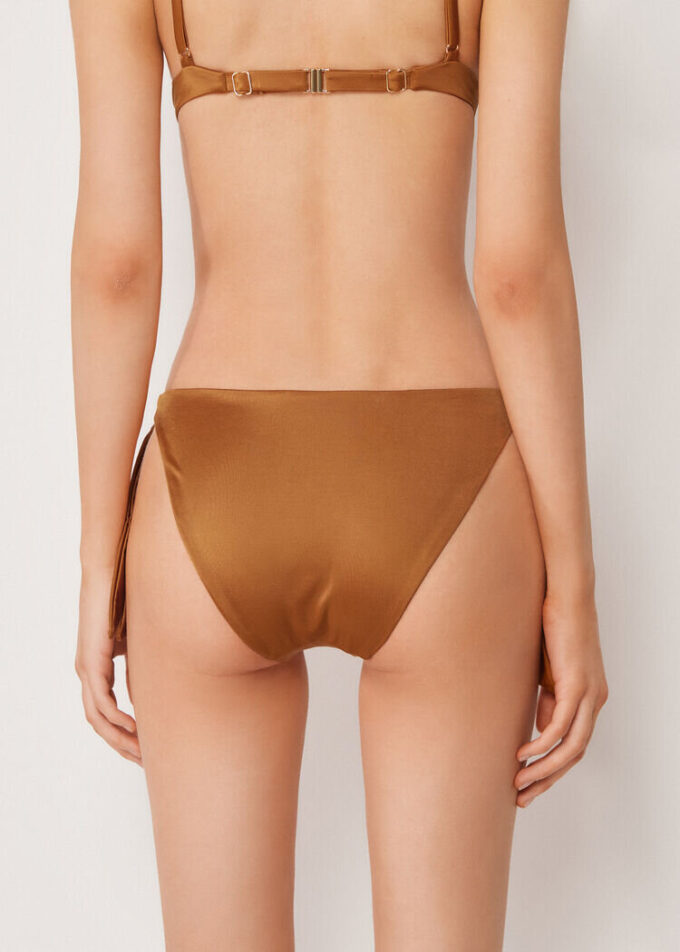 Bikinihosen mit seitlicher Schnürung aus glänzendem Satin Bikinihosen mit seitlicher Schnürung aus glänzendem Satin