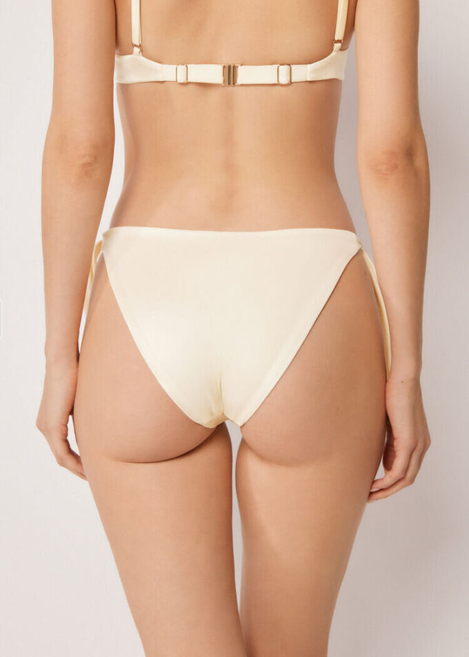 Bikinihosen mit seitlicher Schnürung aus glänzendem Satin Bikinihosen mit seitlicher Schnürung aus glänzendem Satin