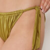 Bikinihosen mit seitlicher Schnürung aus glänzendem Satin Bikinihosen mit seitlicher Schnürung aus glänzendem Satin