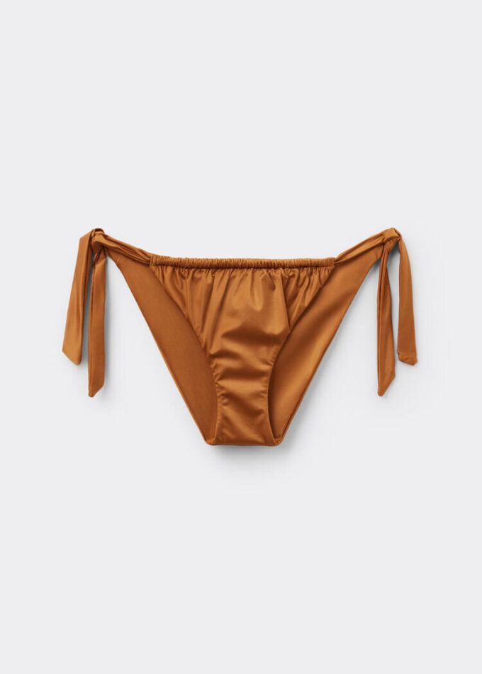 Bikinihosen mit seitlicher Schnürung aus glänzendem Satin Bikinihosen mit seitlicher Schnürung aus glänzendem Satin