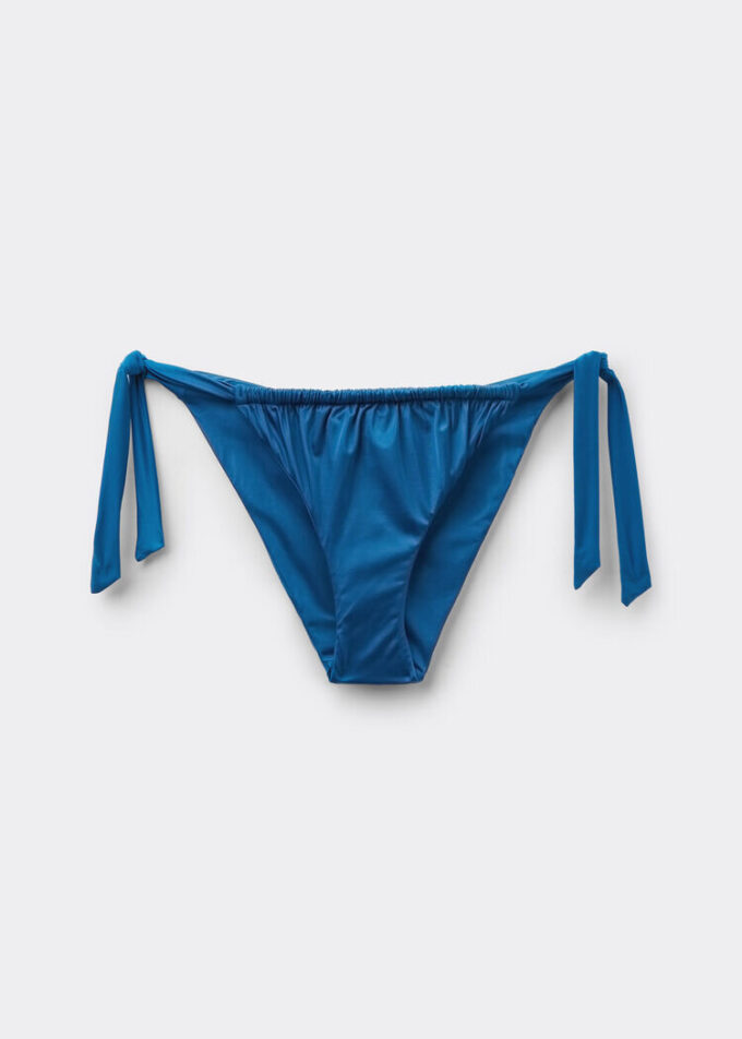 Bikinihosen mit seitlicher Schnürung aus glänzendem Satin Bikinihosen mit seitlicher Schnürung aus glänzendem Satin
