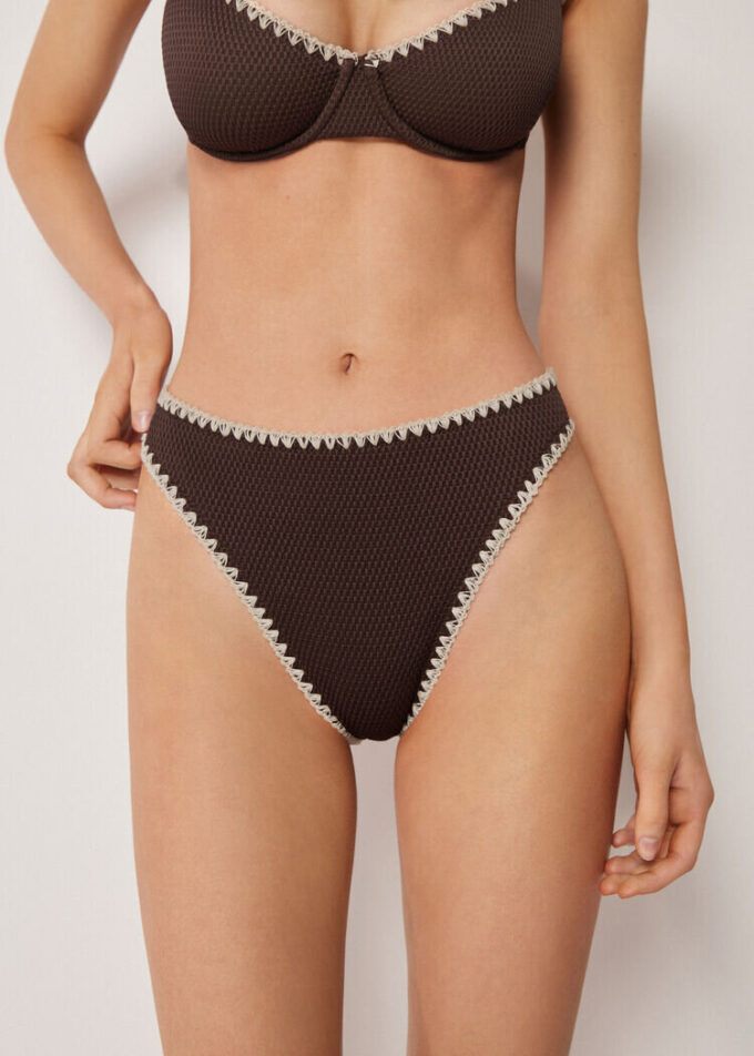 Brazilian-Bikinihosen mit hoher Taille und zweifarbiger Stickerei