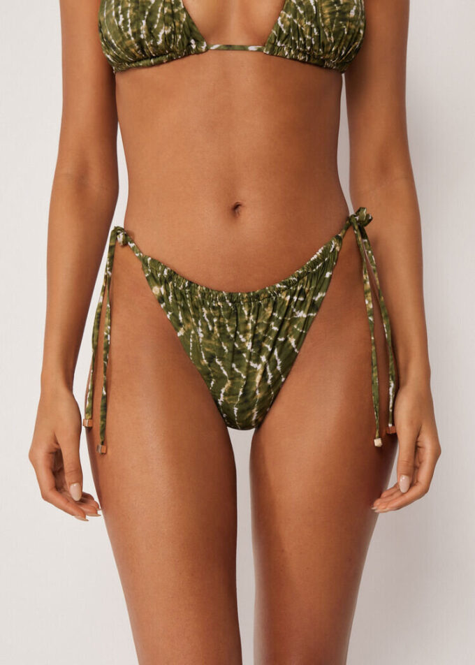Brazilian-Bikinihosen-Slip mit natürlichem Tie-Dye-Effekt