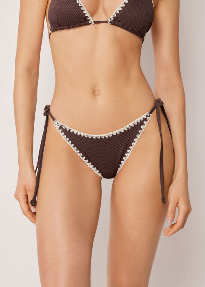 Brazilian-Bikinihosen-Slip mit zweifarbiger Stickerei