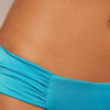 Drapierte Brazilian-Bikinihose aus glänzendem Satin