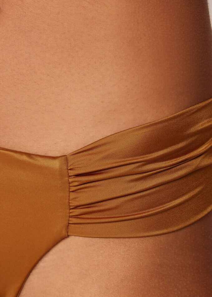 Drapierte Brazilian-Bikinihose aus glänzendem Satin