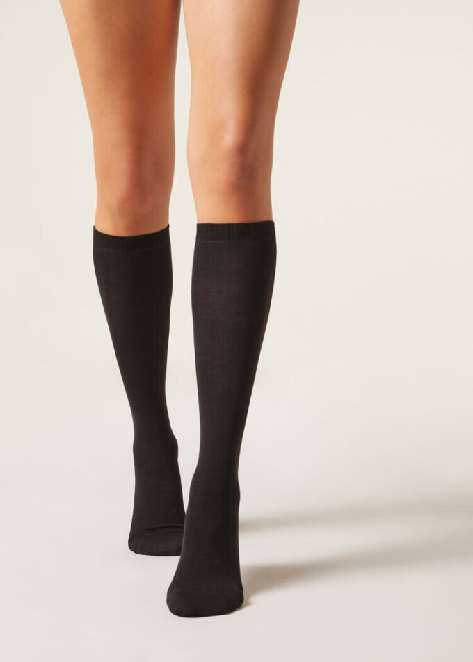Hohe Socken aus Wolle und Baumwolle
