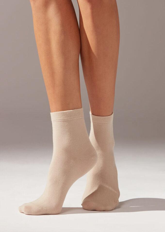 Kurze Socken mit verziertem Bündchen