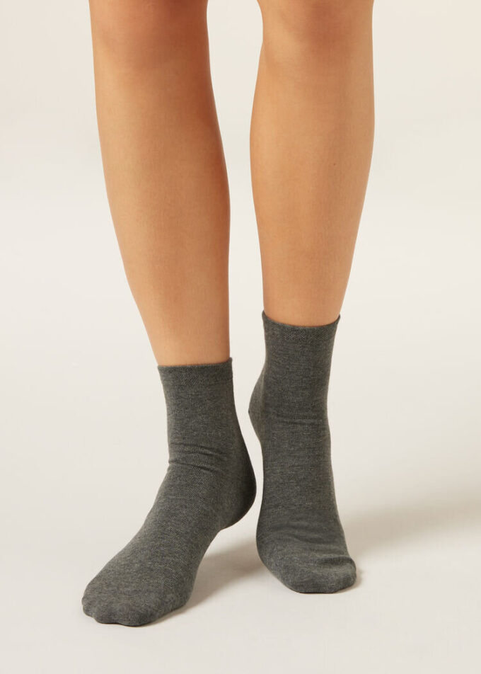 Kurze Socken mit verziertem Bündchen