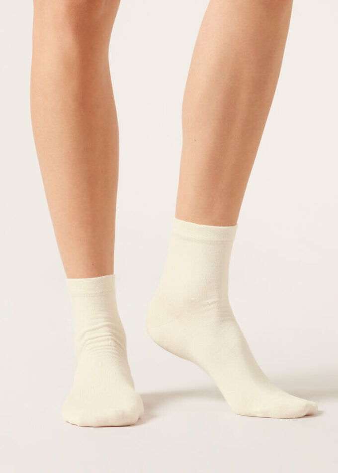 Kurze Socken mit verziertem Bündchen