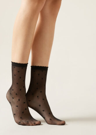 Socken mit Herz- und Punktmotiv