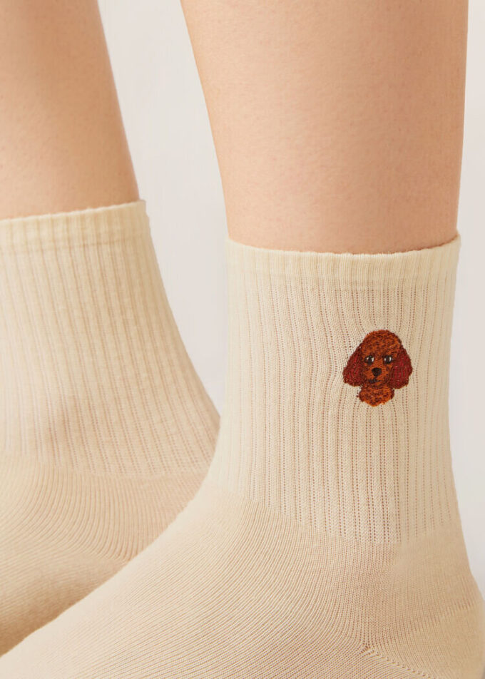 Socken mit Hundestickerei