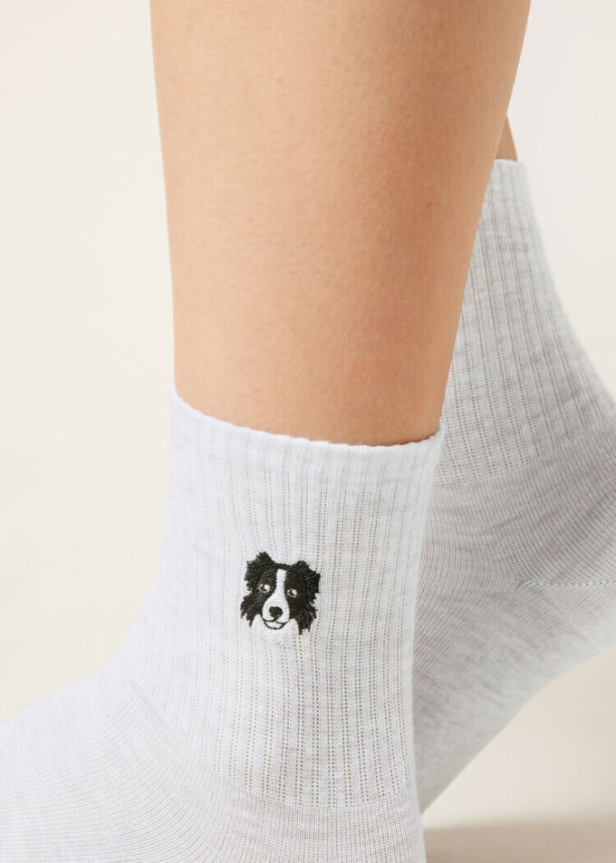 Socken mit Hundestickerei