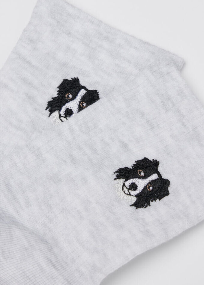 Socken mit Hundestickerei
