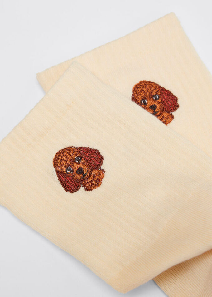 Socken mit Hundestickerei