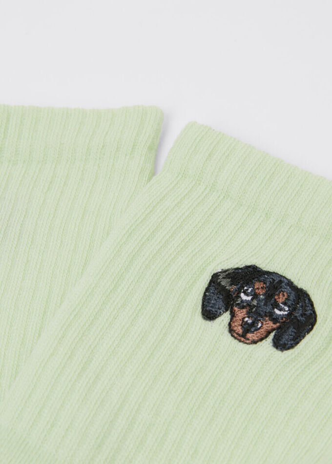 Socken mit Hundestickerei