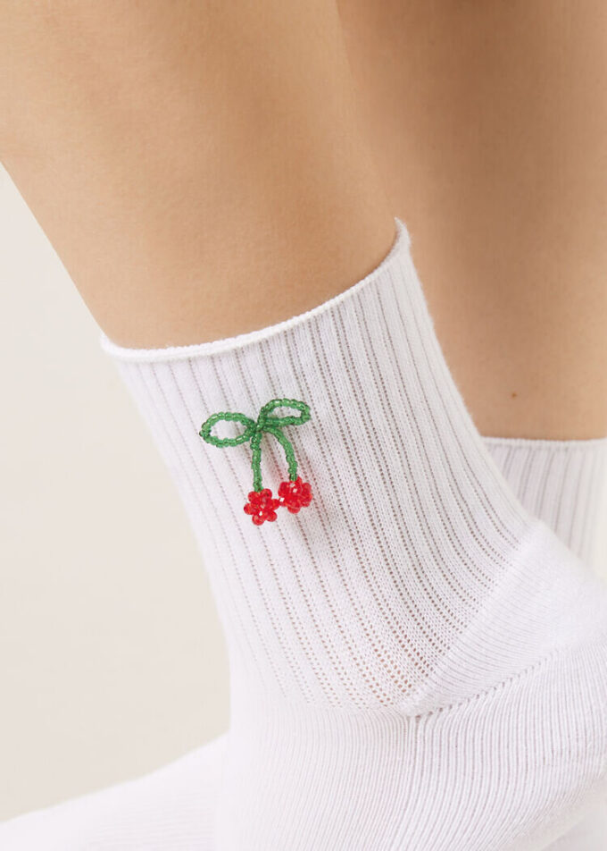 Socken mit Kirschapplikation