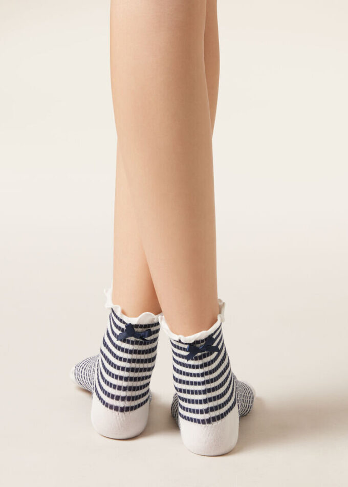 Socken mit Streifen und Schleife