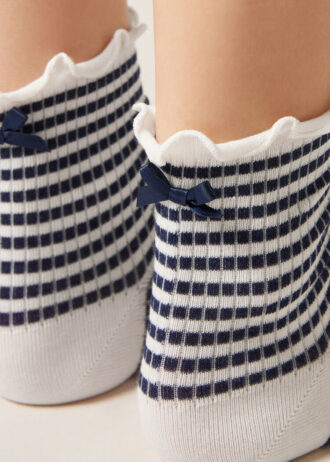 Socken mit Streifen und Schleife