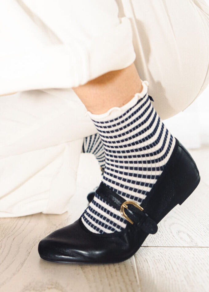 Socken mit Streifen und Schleife
