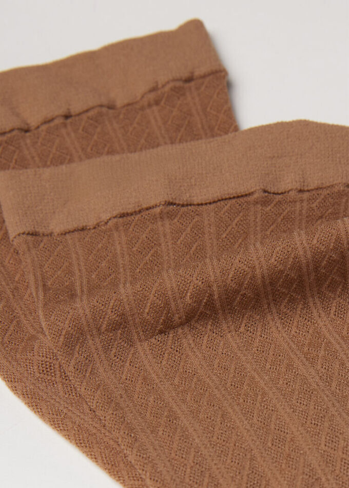 Socken mit vertikalem Rautenmuster
