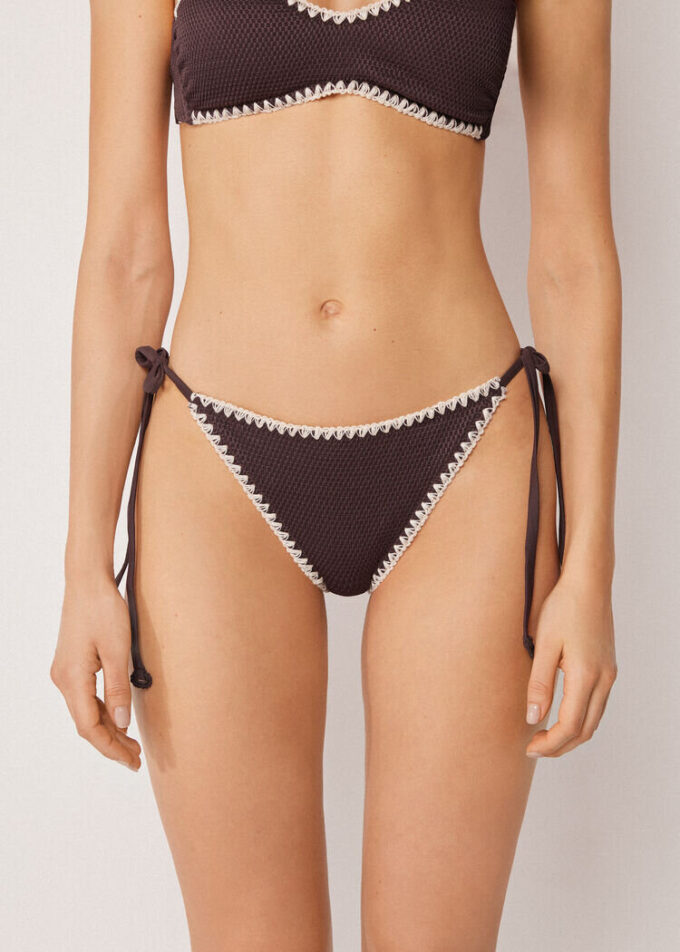 String-Bikinihose mit zweifarbiger Stickerei