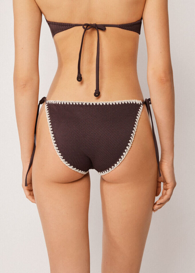 String-Bikinihose mit zweifarbiger Stickerei