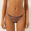 Tanga-Bikinihosen mit goldenem Chevron-Muster