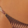 Tanga-Bikinihosen mit goldenem Chevron-Muster