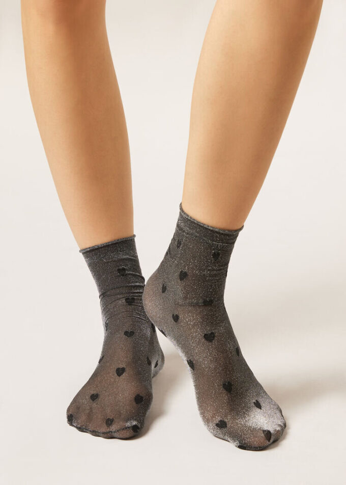 Transparente Socken mit Glitzer und Herzen