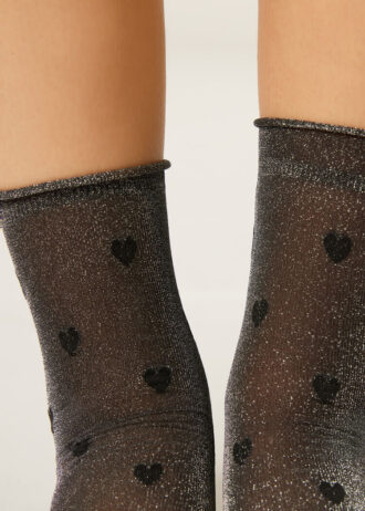 Transparente Socken mit Glitzer und Herzen